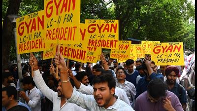 During campaigning on Wednesday at the law department for the upcoming DUSU polls. (Vipin Kumar/HT Photo) During campaigning on Wednesday at the law department for the upcoming DUSU polls. (Vipin Kumar/HT Photo)
