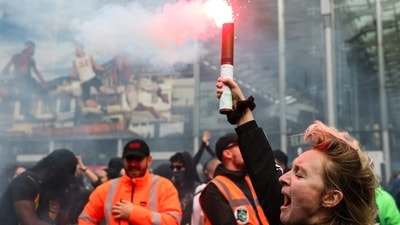 Protesters hold smoke flares and chant slogans as they demonstrate in front of the Gare du Nord train station in Paris on September 10, 2025 during the "Bloquons tout" ("Let's block everything") protest movement. (Alain Jocard/AFP Photo) Protesters hold smoke flares and chant slogans as they demonstrate in front of the Gare du Nord train station in Paris on September 10, 2025 during the "Bloquons tout" ("Let's block everything") protest movement. (Alain Jocard/AFP Photo)
