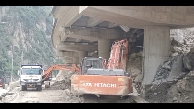 Flyover at Dwada on Chandigrah Manali NH dameged due to crack in a piller on Wednesday. (Birbal Sharma/HT)