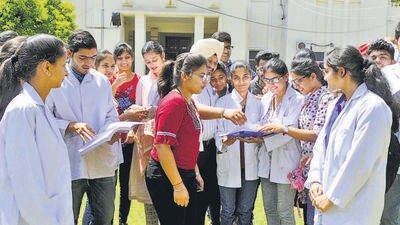 Patiala, India-30 May 2017:::: Students discussing at Govt Medical college in Patiala on Tuesday, May 30, 2017.Photo by Bharat Bhushan Hindustan Times. Patiala, India-30 May 2017:::: Students discussing at Govt Medical college in Patiala on Tuesday, May 30, 2017.Photo by Bharat Bhushan Hindustan Times.