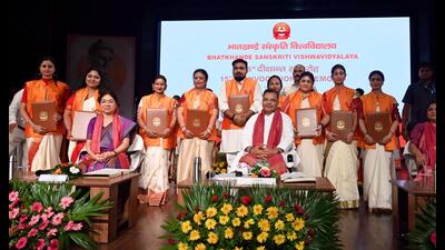 UP culture and tourism minister Jaiveer Singh and higher education minister Rajni Tiwari awarded degrees and medals to students at Bhatkhande Sanskriti Vishwavidyalaya in Lucknow. (Mushtaq Ali/HT Photo) UP culture and tourism minister Jaiveer Singh and higher education minister Rajni Tiwari awarded degrees and medals to students at Bhatkhande Sanskriti Vishwavidyalaya in Lucknow. (Mushtaq Ali/HT Photo)