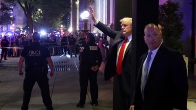 U.S. President Donald Trump waves as he leaves from the Joe's Seafood restaurant near the White House after dinner, in Washington, D.C., U.S., September 9, 2025. REUTERS/Jonathan Ernst (REUTERS)