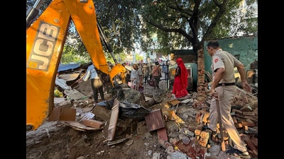 A joint team with police and RWAs enforced the drive after a two-month notice and final ultimatum; adjoining market encroachments also removed. (Parveen Kumar/HT) A joint team with police and RWAs enforced the drive after a two-month notice and final ultimatum; adjoining market encroachments also removed. (Parveen Kumar/HT)