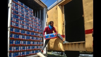 A labourer loading apples boxes in the parcel train from Kashmir to Delhi at Budgam station. (Waseem Andrabi /HT) A labourer loading apples boxes in the parcel train from Kashmir to Delhi at Budgam station. (Waseem Andrabi /HT)