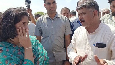Congress legislator from Julana, Vinesh Phogat interacting with Buwana village sarpanch Sudhir on Thursday. (HT Photo)