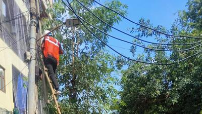 MCG workers repair a streetlight at Saraswati Vihar in Maruti Housing Colony during the “Mission Bright Gurugram” drive, in Gurugram, Wednesday. (HT Photo) MCG workers repair a streetlight at Saraswati Vihar in Maruti Housing Colony during the “Mission Bright Gurugram” drive, in Gurugram, Wednesday. (HT Photo)