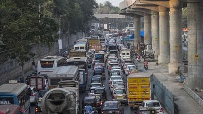 Mumbai, India - May 07, 2021: Traffic jam on Jogeshwari Vikhroli Link Road (JVLR) near IIT Powai in Mumbai, India, on Friday, May 07, 2021. (Photo by Pratik Chorge/Hindustan Times) (Pratik Chorge/HT PHOTO) Mumbai, India - May 07, 2021: Traffic jam on Jogeshwari Vikhroli Link Road (JVLR) near IIT Powai in Mumbai, India, on Friday, May 07, 2021. (Photo by Pratik Chorge/Hindustan Times) (Pratik Chorge/HT PHOTO)