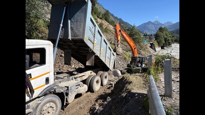 Restoration work underway on the Manali Chandigarh NH in Manali on Thursday. (Aqil Khan /HT) Restoration work underway on the Manali Chandigarh NH in Manali on Thursday. (Aqil Khan /HT)