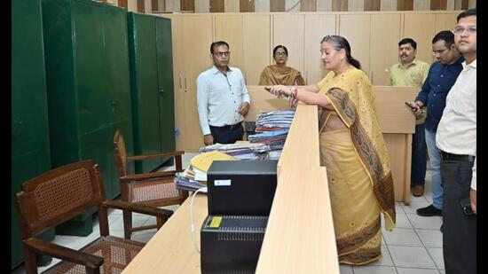 Mayor Sushma Kharkwal conducts a surprise inspection at the Lucknow Municipal Corporation headquarters in Lucknow on Thursday. (Deepak Gupta/HT Photo)
