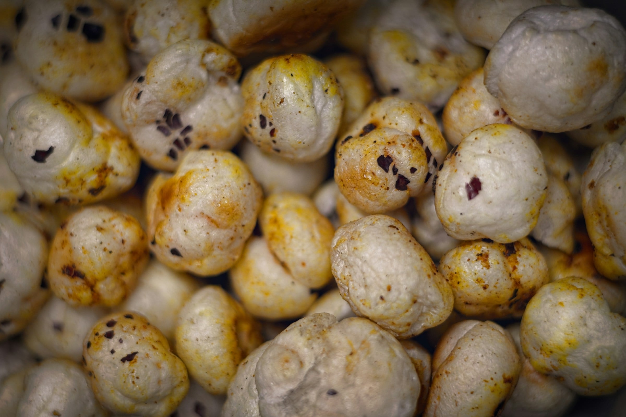 Dietician Edwina Raj says roasted makhana can curb hunger without ruining your deficit, but only if you watch the portion and avoid too much oil, ghee or sugar. (Unsplash)