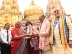 Governor Anandiben Patel gifting a replica of Shri Kashi Vishwanath Temple to Mauritius PM Dr Navinchandra Ramgoolam in Varanasi on Friday. (HT Photo)