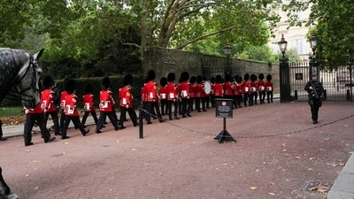 Guards march in formation as they get inside Clarence House, an official residence of Britain's King Charles, as Britain's Prince Harry visits the UK, in London, Britain, September 10, 2025. REUTERS/Carlos Jasso (REUTERS)