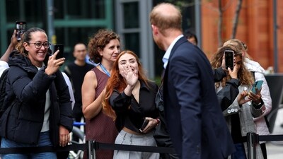 People react, as Britain's Prince Harry departs, following his visit to the Centre for Blast Injury Studies at Imperial College London, in London, Britain, September 10, 2025. REUTERS/Suzanne Plunkett/Pool (REUTERS)