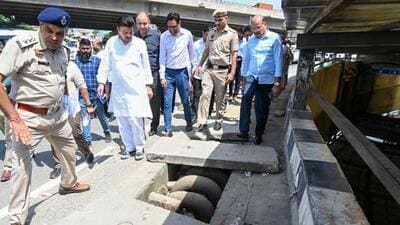 During the inspection. (Parveen Kumar/HT) During the inspection. (Parveen Kumar/HT)