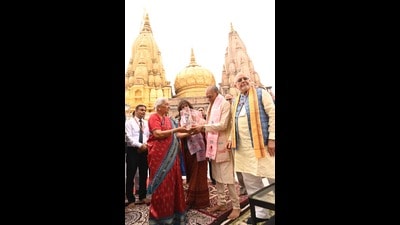 Governor Anandiben Patel gifting a replica of Shri Kashi Vishwanath Temple to Mauritius PM Dr Navinchandra Ramgoolam in Varanasi on Friday. (HT Photo) Governor Anandiben Patel gifting a replica of Shri Kashi Vishwanath Temple to Mauritius PM Dr Navinchandra Ramgoolam in Varanasi on Friday. (HT Photo)