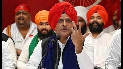 SP president Akhilesh Yadav addressing a press meet at his party office in Lucknow on September 12. (HT photo)