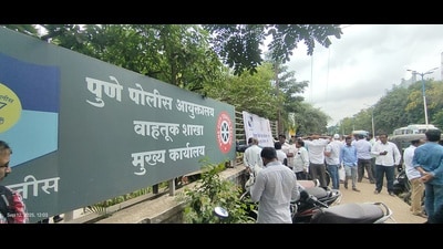 The Lok Adalat was meant to make the payment of traffic fines easier however due to a 50% waiver on the fines, thousands of vehicle owners descended upon the venue, creating confusion and inconvenience. (HT) The Lok Adalat was meant to make the payment of traffic fines easier however due to a 50% waiver on the fines, thousands of vehicle owners descended upon the venue, creating confusion and inconvenience. (HT)