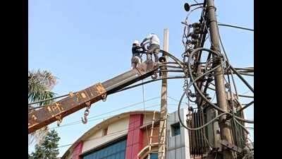 The district has 18 lakh consumer base and only 1,500 complaint handling workers, making it difficult to provide timely service. (HT File)