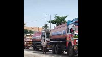Trucks roll into Nepal from India after four days (Sourced) Trucks roll into Nepal from India after four days (Sourced)