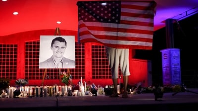 A person holds a U.S. flag during a vigil at Orem City Center Park, after U.S. right-wing activist and commentator, Charlie Kirk, an ally of U.S. President Donald Trump, was fatally shot during an event at Utah Valley University, in Orem, Utah, U.S. September 11, 2025.  REUTERS/Jim Urquhart     TPX IMAGES OF THE DAY (REUTERS)