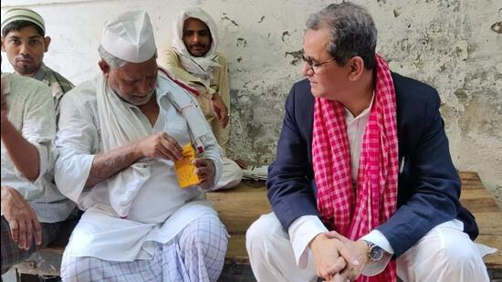 Veteran journalist Late Sankarshan Thakur (right) during the 2024 Lok Sabha election campaign in Varanasi. (Photo from X)