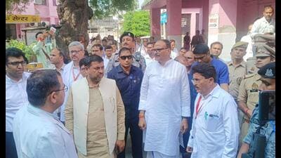 Deputy chief minister Brajesh Pathak reviewing arrangements at the District Hospital in Agra on Saturday. (HT)
