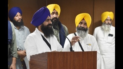 Jathedar of the Akal Takht, Giani Kuldeep Singh Gargaj addressing a meeting with NGOs, Sikh bodies in Amritsar on Saturday. (Sameer Sehgal/Hindustan Times)