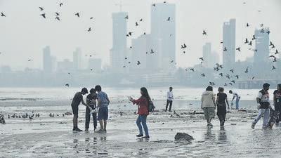 Mumbai, India – 13, Sept 2025: Citizens enjoy an early morning with the city cloudy and smog amid hazy weather, at Dadar, in Mumbai, India, on Saturday, Sept 13, 2025. (Photo by Bhushan Koyande/HT Photo)