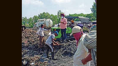 Municipal corporation workers carry out repair works at the main garbage dump site at Tajpur Road on Saturday. (HT Photo) Municipal corporation workers carry out repair works at the main garbage dump site at Tajpur Road on Saturday. (HT Photo)