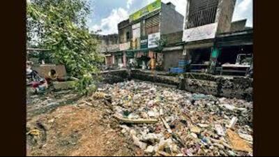 Residents and traders have submitted a written complaint to the Municipal Commissioner and warned that they will seek legal action if the issue is not addressed promptly. (HT Photo for representation) Residents and traders have submitted a written complaint to the Municipal Commissioner and warned that they will seek legal action if the issue is not addressed promptly. (HT Photo for representation)