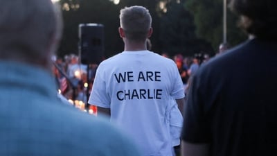 A person wears a t-shirt with the words, "We are Charlie", during a vigil in Provo, after U.S. right-wing activist, commentator, Charlie Kirk, an ally of U.S. President Donald Trump, was fatally shot during an event at Utah Valley University, in Utah, U.S. September 12, 2025.  REUTERS/Jim Urquhart     TPX IMAGES OF THE DAY (REUTERS)