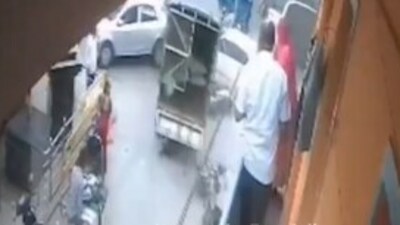 The victim was walking along the busy Cottonpet Main Road when the accident occurred. (X)