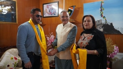 Salman Khan paid a courtesy visit to the Lieutenant Governor of Ladakh, Kavinder Gupta. Salman Khan paid a courtesy visit to the Lieutenant Governor of Ladakh, Kavinder Gupta.