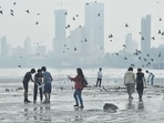 Mumbai, India – 13, Sept 2025: Citizens enjoy an early morning with the city cloudy and smog amid hazy weather, at Dadar, in Mumbai, India, on Saturday, Sept 13, 2025. (Photo by Bhushan Koyande/HT Photo)