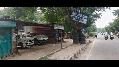 A makeshift garage on a vacant land in Gomti Nagar Extension (Sourced) A makeshift garage on a vacant land in Gomti Nagar Extension (Sourced)