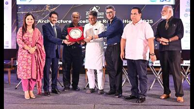 Congress MP Manish Tewari being feted at the event. (HT) Congress MP Manish Tewari being feted at the event. (HT)