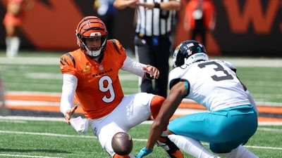 Cincinnati Bengals quarterback Joe Burrow (9) goes for the loose ball with Jacksonville Jaguars cornerback Tyson Campbell (3) (IMAGN IMAGES via Reuters Connect)