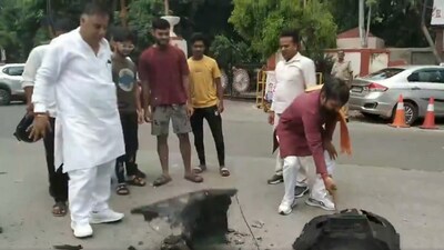 Members of a right-wing group protest in Meerut against India vs Pakistan cricket match. (X) Members of a right-wing group protest in Meerut against India vs Pakistan cricket match. (X)