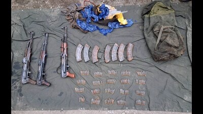 The arms recovered from the accused. (HT Photo)