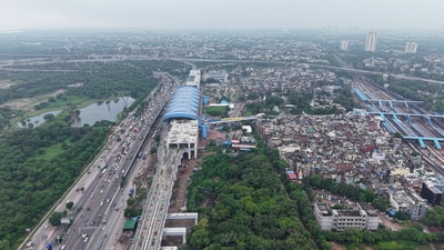 The station is 215 metres long, 50 metres wide and 15 metres high, comprising 14 lifts and 18 escalators to cater to passengers. The station is 215 metres long, 50 metres wide and 15 metres high, comprising 14 lifts and 18 escalators to cater to passengers.