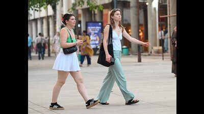 Tourists taking a stroll at the Sector 17 Plaza in Chandigarh amid cloudy weather. (Keshav Singh/HT) Tourists taking a stroll at the Sector 17 Plaza in Chandigarh amid cloudy weather. (Keshav Singh/HT)