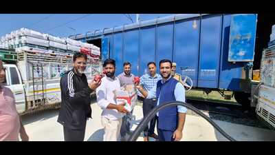 Traders with their apples before the goods train chugged off to New Delhi on Saturday. (HT Photo) Traders with their apples before the goods train chugged off to New Delhi on Saturday. (HT Photo)