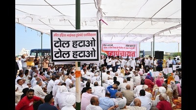 Villagers gather at the Mundka-Bakkarwala toll plaza. (Vipin Kumar/HT Photo)