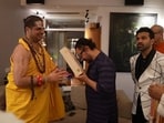 Aamir Khan Engages in Spiritual Dialogue with Jagadguru Swami Satishcharya Maharaj in Mumbai