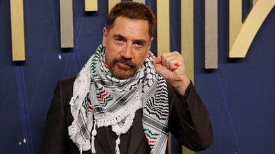 Javier Bardem wears a keffiyeh as he poses on the red carpet at the 77th Primetime Emmy Awards in Los Angeles, California, U.S., September 14, 2025. REUTERS/Daniel Cole (REUTERS)