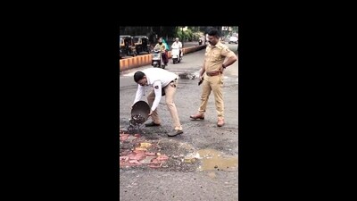 Amid inaction by other departments, an eight-member team from the Wanowrie traffic police division stepped up and took swift action Monday (MAHENDRA KOLHE/ HT) Amid inaction by other departments, an eight-member team from the Wanowrie traffic police division stepped up and took swift action Monday (MAHENDRA KOLHE/ HT)