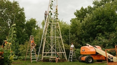 Ukrainian immigrant grows world’s tallest sunflower. (X/@GWR) Ukrainian immigrant grows world’s tallest sunflower. (X/@GWR)