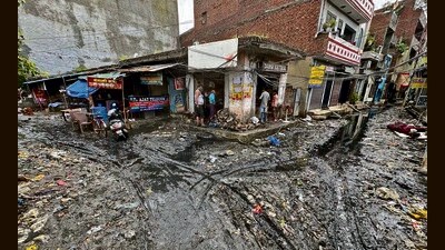 Homes in the narrow lanes of the Dhoka Mohalla were submerged in 3-4 feet of contaminated water on September 1. (HT Photo)