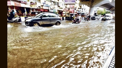 Later in the day, drainage department officials found that the problem had been worsened by a leaking 700 mm water pipeline. (MAHENDRA KOLHE/HT PHOTO)