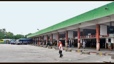 Ludhiana bus stand wears a deserted look on Monday. (Gurpreet Singh/HT) Ludhiana bus stand wears a deserted look on Monday. (Gurpreet Singh/HT)